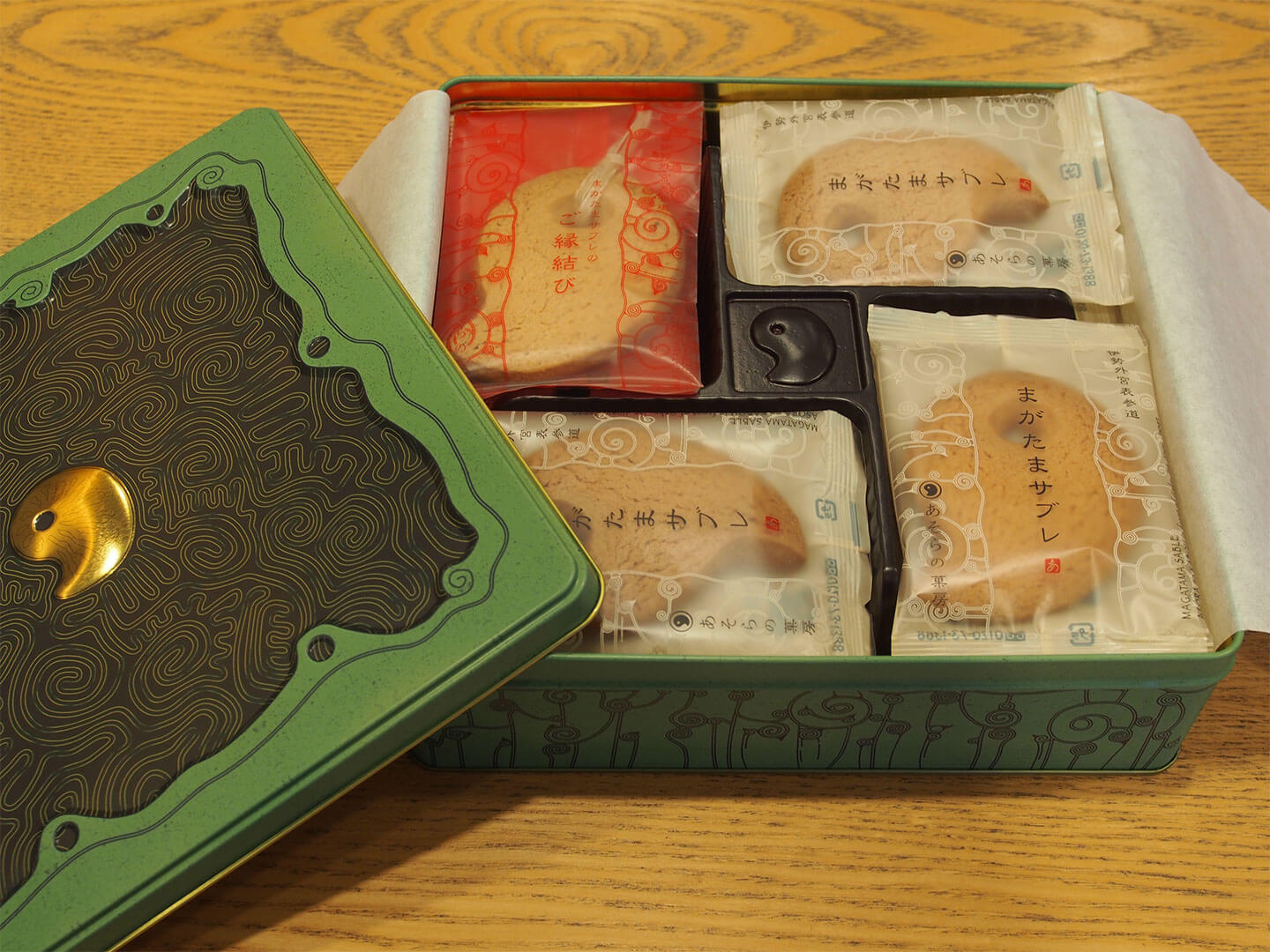 「まがたまサブレ 中缶 ¥2,160(税込)」