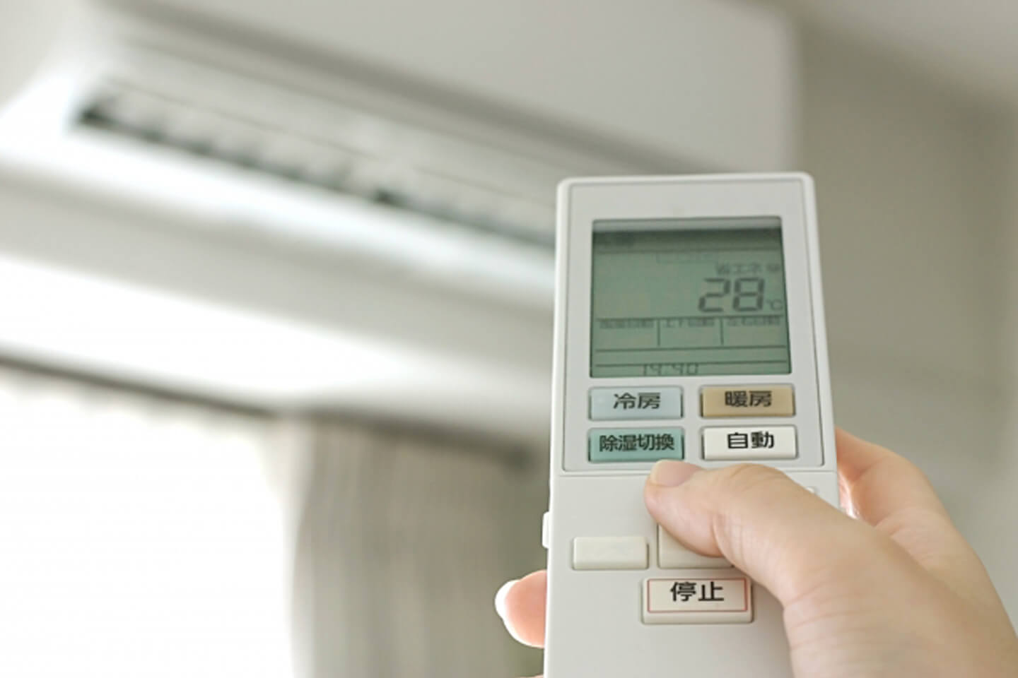 エアコンの設定は26〜28℃。自身の感じ方に合わせて調節しましょう