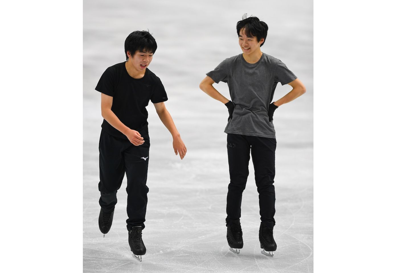 ジュニアGPファイナルの練習では佐藤選手と仲良く声を交わすシーンも。写真:Raniero Corbelletti/アフロ