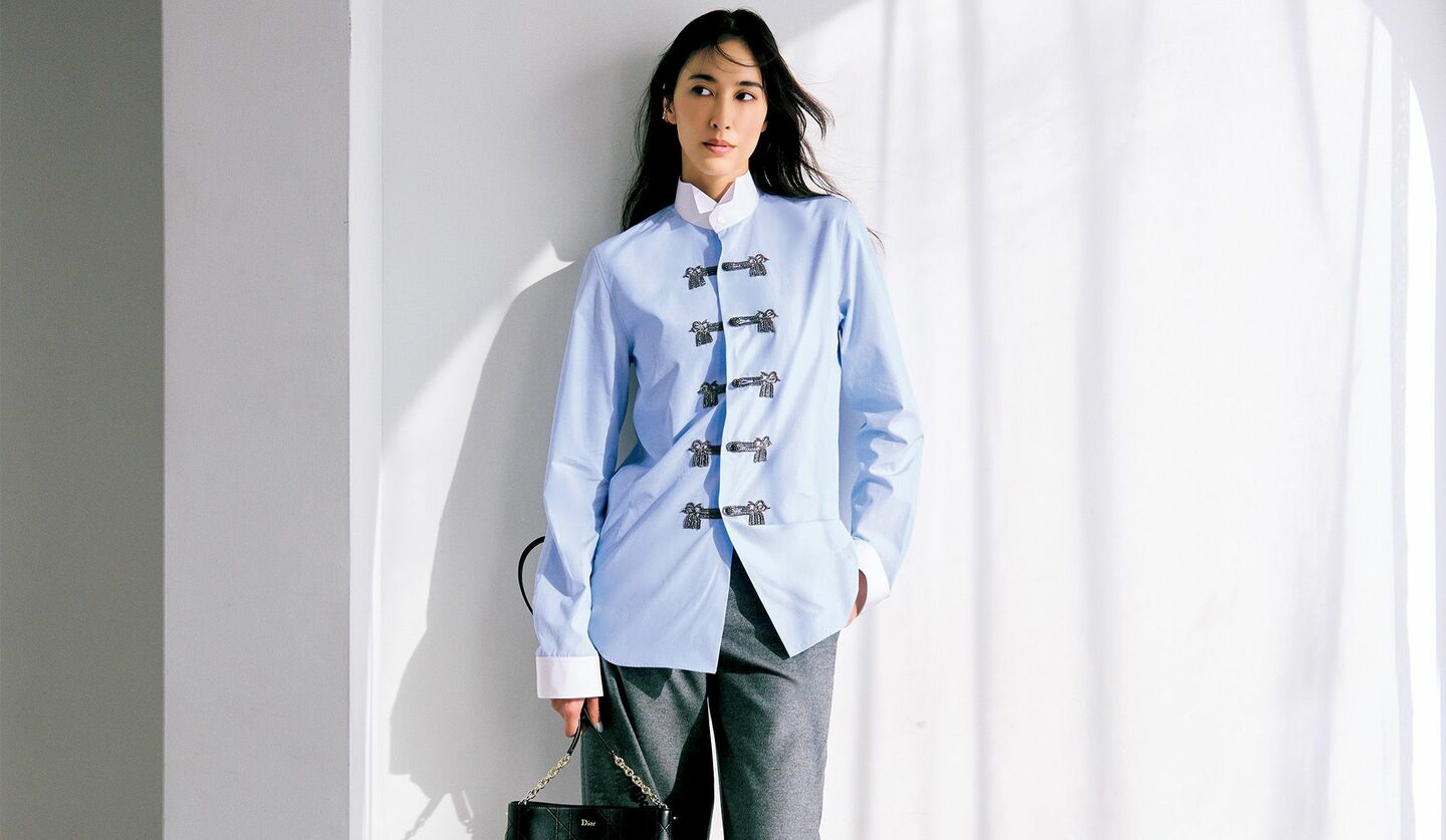 ゆるやかなIラインの「ディオール」のシャツの着こなし
