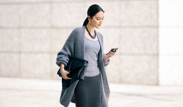 11/20 Thu|リラクシングなグレーの「ニットonニット」も、レザーバッグやジュエリーを効かせればオフィス仕様に【365日コーディネート】