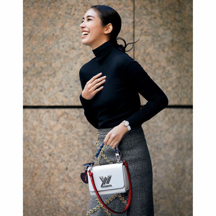 バッグ［縦15×横19×マチ9cm］￥382,000・ニット￥89,000・スカート￥1,115,000・ 時計￥623,000（ルイ・ヴィトン）