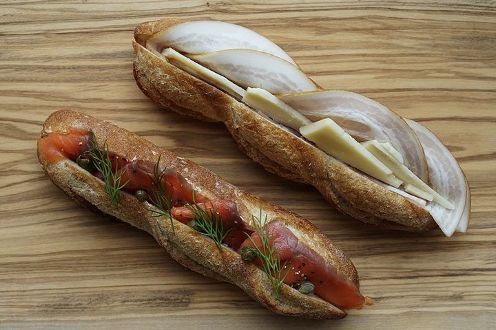 バゲットサンドウィッチ（ベリーハムとグリュイエー ルチーズ/スモークサーモンとクリームチーズ） ¥450