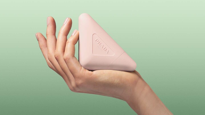 プラダ ビューティから発売される「プラダ パラドックス ハンド トリプルケア ハンドクリーム」