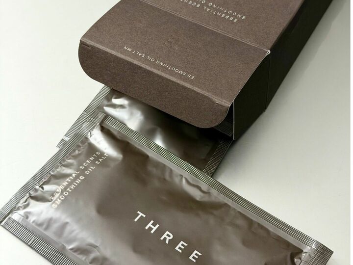THREE エッセンシャルセンツ スムージング オイルソルト MN 6包 ￥3,960（限定発売中）