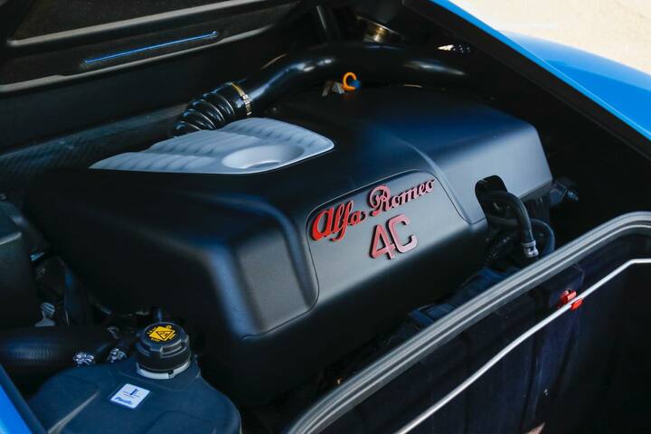 オールアルミ製のエンジンをキャビン後方に搭載。背後から聴こえてくるアルファサウンドが心地いい。