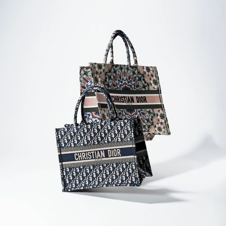 バッグ『ブック トート』［縦32×横41.5×マチ18cm］￥330,000・下／毎日持ちたくなる使い勝手抜群のサイズ感と丈夫なつくりが魅力。新サイズ・バッグ『スモール ブック トート』［縦28×横36.5×マチ17.5cm］￥250,000（クリスチャン ディオール〈ディオール〉）　[Precious2019年4月号147ページ] 