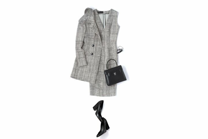 ウールシルクのワンピース・共布ベルト付きコート（アクアモーレ〈トマソ ステファネリ〉）、ブレスレット 上から／［WG］（アルテミス・ジ ョイエリ）、［SV×オニキス］・［オニキス］（チェルキ〈ギャレッタ〉）、バッグ（ドゥロワー 青山店〈ロウナー〉）、靴（セルジオ ロッシ）