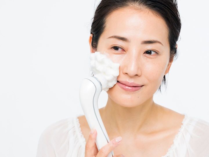 洗顔ブラシで洗い上げ、毛穴の詰まりをしっかり取り除く。