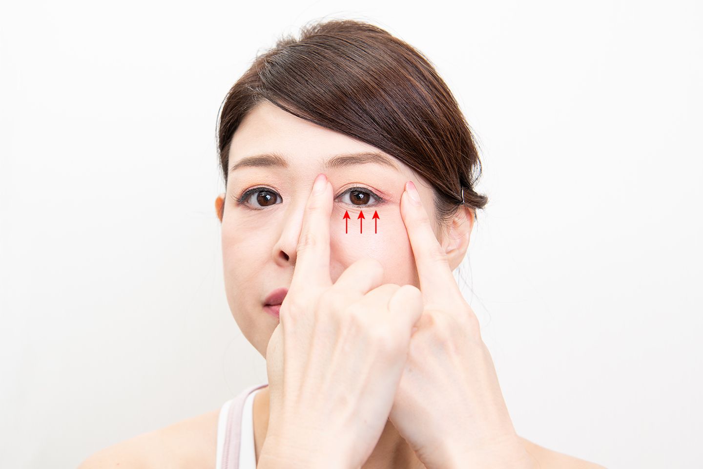 上まぶたは動かさず、下まぶただけを閉じる