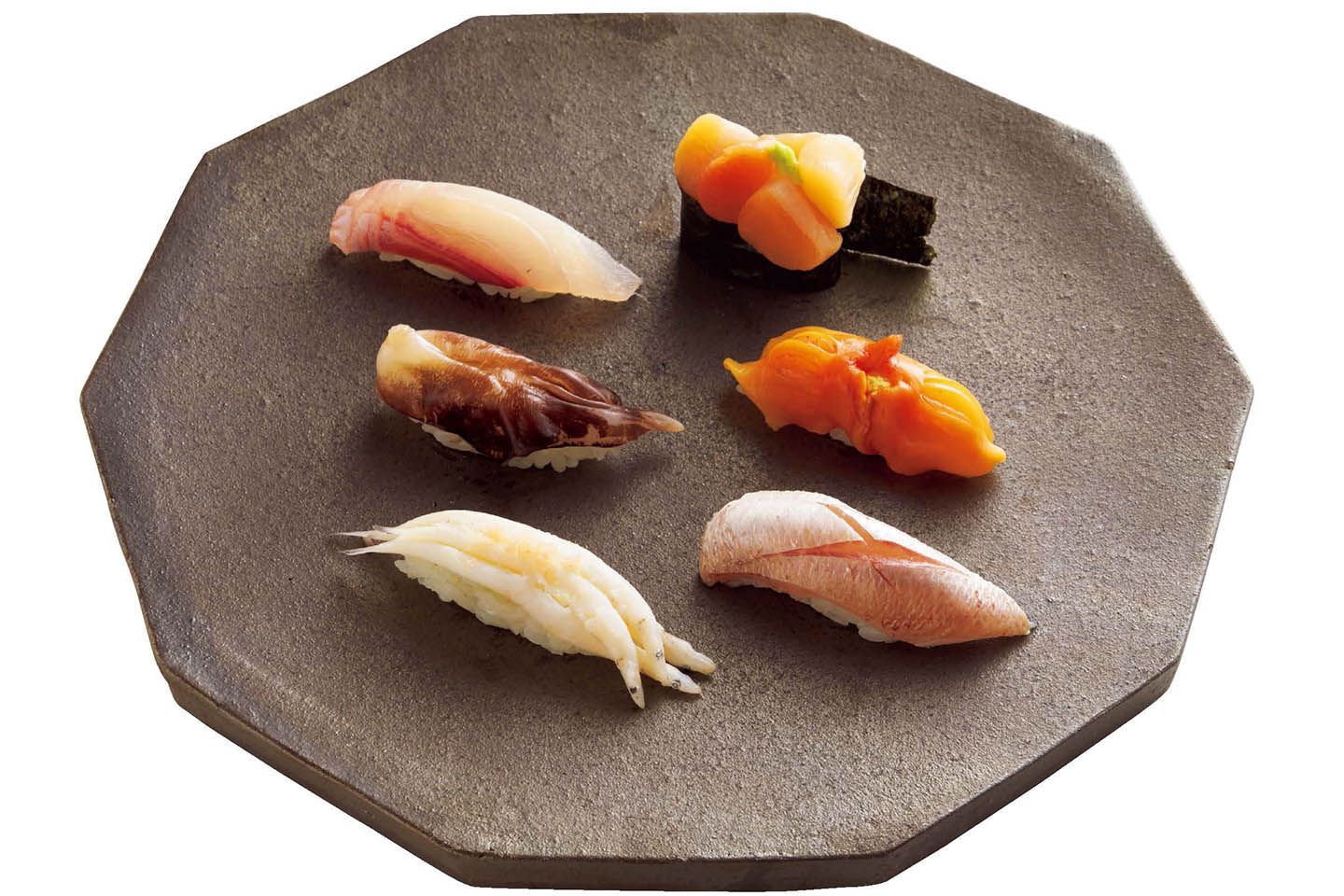 左上から反時計回りに/「大イサキ、貝柱、鳥貝、春子鯛、煮白魚、赤貝」。春のおまかせより