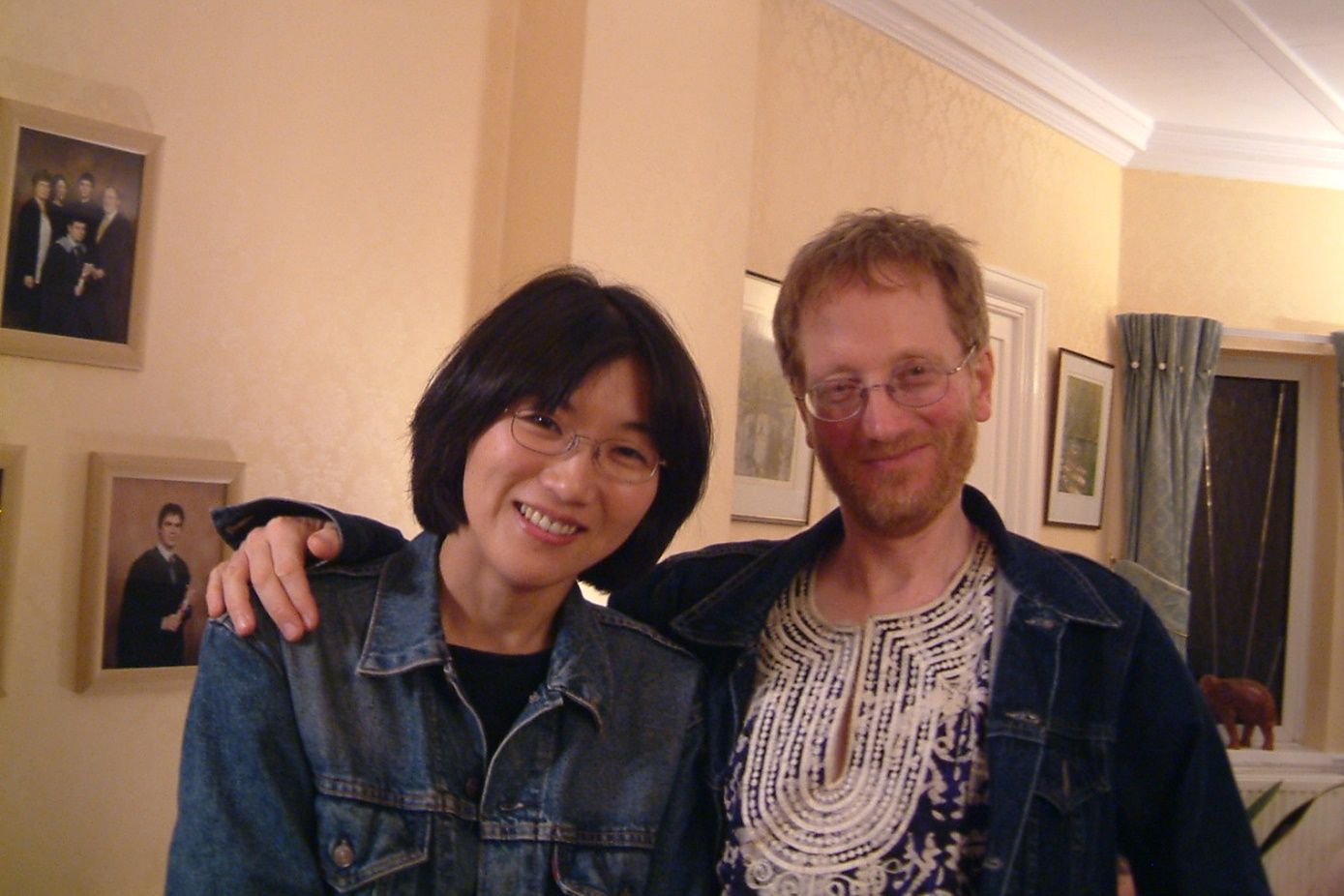 サセックス大学の指導教官のJohn Pryor氏(写真右)と塩畑さん(写真左)。2003年6月に学生のパーティーにて。今でもしょっちゅう連絡を取り合っているそう