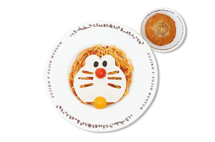 ドラえもんメンチカツつき。辛くないトマトソースで絡めた本格パスタ。別添えの唐辛子ソースを加えるとさらに食欲をそそる「ドラビアータ」¥1,230