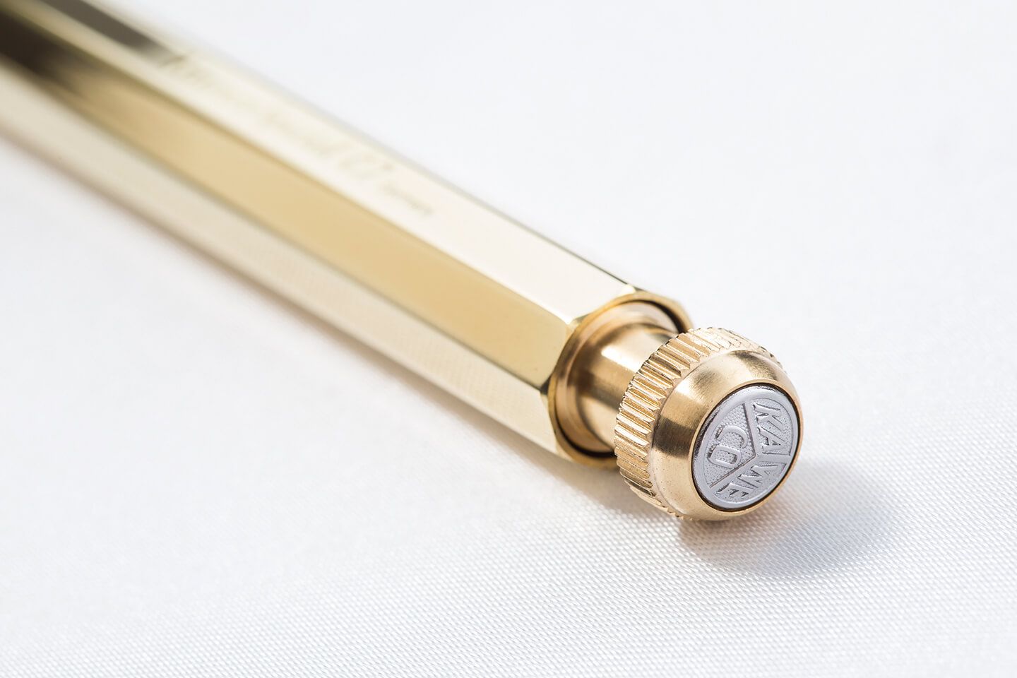 1930年代の事務用ペンシルをイメージしたシンプルなデザイン。トップには「KAWECO(カヴェコ)」の文字が掘られています