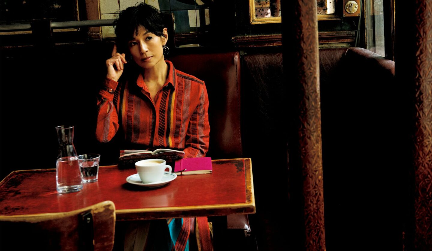 「エルメス」のワンピーススタイルでカフェで過ごす鈴木保奈美さん