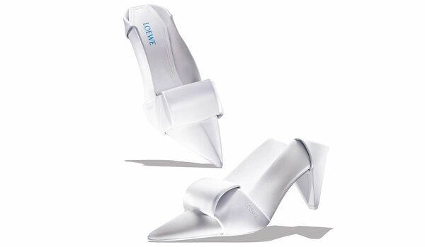 丁寧にたたまれた折り紙を思わせる「ロエベ」の『オリガミ フラップバック パンプス』｜カットや縫い目のないシームレスな構造