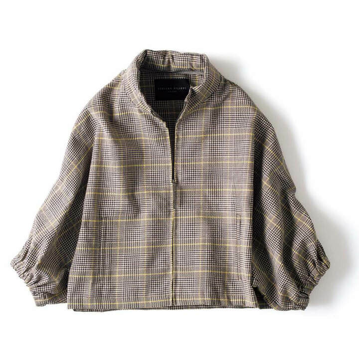 スタンドカラーのジップの中には、フードが内蔵されています。￥166,000（アオイ〈ファビアナフィリッピ〉）　[Precious2019年3月号221ページ] 　