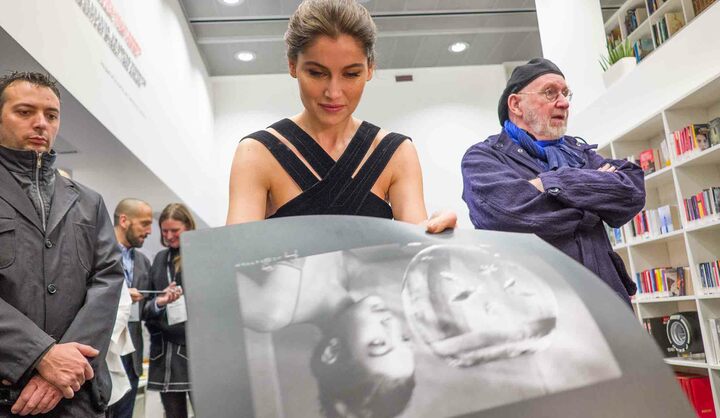 刷り上がったカレンダーを見る仏の女優レティシア・カスタ。