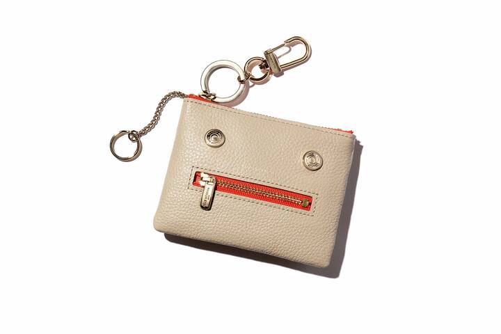 小さなファスナーと２つの刻印入りリベットの配置によりロポットの顔に見えるユーモラスなデザイン。小銭入れ、キーケースとしても使える。姫路産のオリジナルシュリンクレザーはふっくらとした表情のある仕上がり。カラーはベージュ×オレンジ、ブラック×イエローの２色展開。ファスナーテープの鮮やかなカラーがアクセント。［サイズ：H9×W12×D1.5cm］Barca小銭入れ ￥14,300