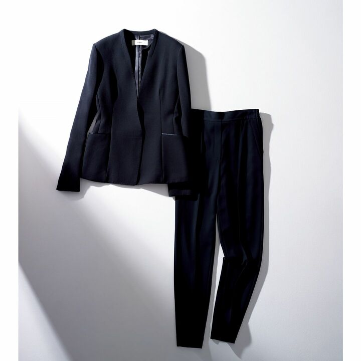 ジャケットはシルク混ウールツイル素材。上品な艶と自然な伸縮性、ドライなタッチが構築的なシェイプラインに高級感を演出します。パンツは、レーヨンベース素材。後ろウエストにゴムを入れたプルオンタイプのテーパードライン。ピンタックのセンターラインが美脚に見える秘密。ジャケット￥150,000・パンツ￥59,000（ザ シークレットクロゼット神宮前〈シクラス〉）　[Precious2019年4月号109ページ] 