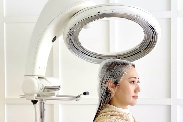 ヘアサロン「AMATA」のメニュー「AMATA HIGH DENSITY SYSETM」施術の様子