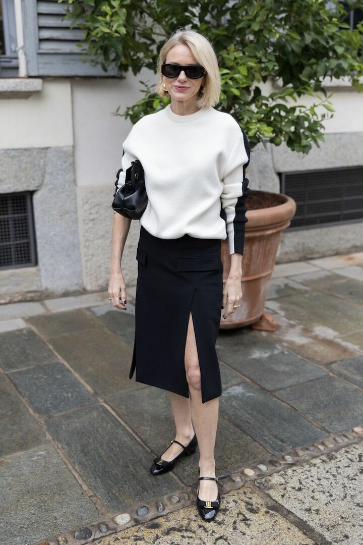 バッグを小脇に抱え、モノトーンを今っぽく味付け。