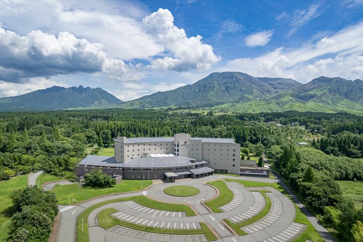 「亀の井ホテル阿蘇」の外観。