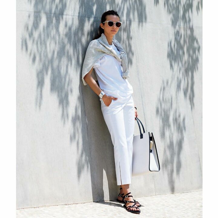 白Tシャツ¥5,000（ユナイト ナイン＜カラフル スタンダード＞） ニット ¥25,000（スローン） パンツ ¥29,000（Theory luxe） サングラス¥28,000（アイヴァン PR） ピアス¥22,000・ネックレス¥ 135,000・バングル［左手］¥172,000・［右手］¥131,000（ティファニー・アンド・カンパニー・ジャパン・インク） バッグ¥77,000（エドストローム オフィス＜リュニフォーム ＞） 靴¥156,000（ジャンヴィト ロッシ ジャパン）　[Precious2019年8月号141ページ] 　撮影／熊澤 透