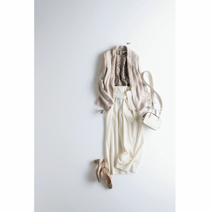 パンツ［共布ベルト付き］￥28,000（MOGA）、トップス［インナー付き］￥53,000（ebure）、ジャケット￥87,000（エスカーダ・ジャパン〈エスカーダ スポート〉）、イヤリング￥92,000・バングル￥161,000（ダミアーニ 銀座タワー）、バッグ￥301,000（デルヴォー・ジャパン）、靴￥28,000（ファビオ ルスコーニ 六本木店）