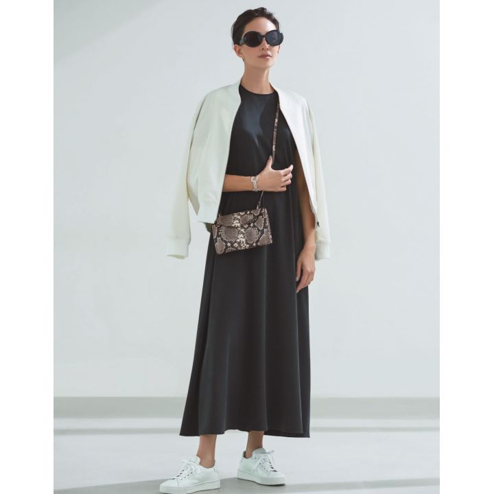 ワンピース・ブルゾン・Gianni Chiarini.のバッグ(Theory luxe)、サングラス(DITA 青山本店〈クリスチャンロス〉)、靴(リエート〈サントーニ〉)、その他/私物 撮影/熊澤 透 BY:『Precious9月号』小学館、2019年