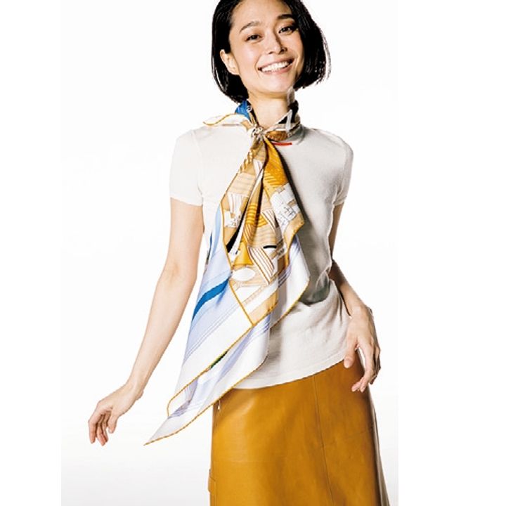 スカーフ『カレ』・ニット・スカート(エルメスジャポン) 撮影/川田有二 BY:『Precious5月号』小学館、2019年