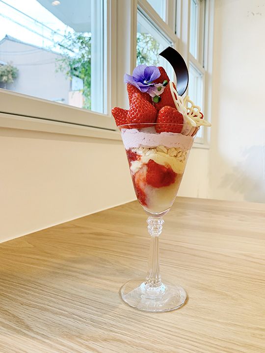メインのイチゴパフェ