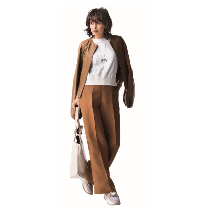 ブルゾン(ザ シークレットクロゼット神宮前〈シクラス〉)、ニット(ドレスアンレーヴ〈カピエ〉)、パンツ(アングローバル〈イレーヴ〉)、ピアス・リング(RHC ロンハーマン〈ソフィー モネ〉)、ペンダント・バングル(エスケーパーズ〈タプレイ〉)バッグ(ダニエル&ボブ ジャパン)、靴(トッズ・ジャパン) 撮影/水田 学(NOSTY) BY:『Precious4月号』小学館、2019年