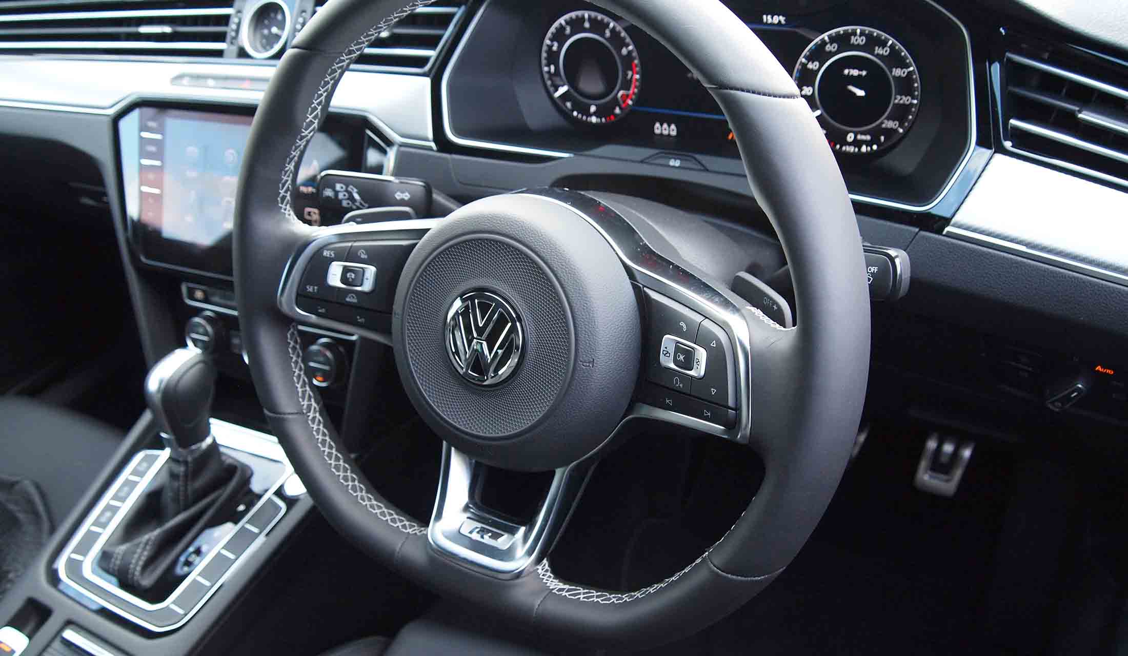 機能と操作性重視のコクピットは、VWのすべてのモデルに共通するもの。先進のインフォテイメントシステムやメーターパネル内に表示できるナビも備え、長く使っても不足を感じることはない。