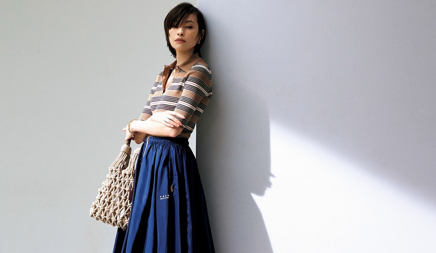 プラダのポロニットにロングのネイビースカートをはくモデル太田莉菜さんの写真