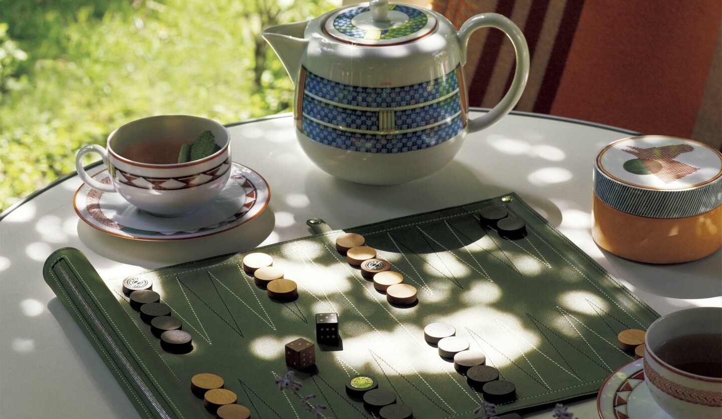 エルメスのボードゲームとティー食器