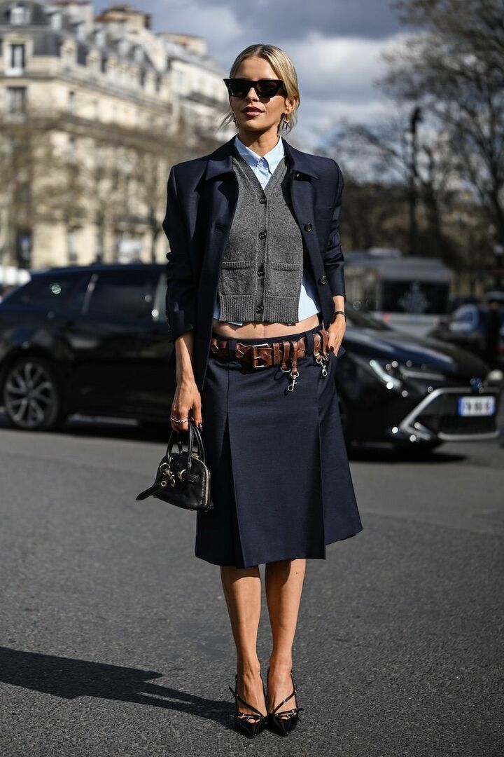 手首周り、ウエスト、膝下と、バランスよく肌見せ。