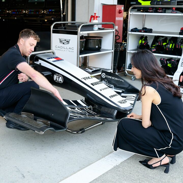 左／ピットガレージでスタッフの作業を見守る立野さん。目の前に置かれたのはF1マシンの先端に取り付けるウィング付きカウル。