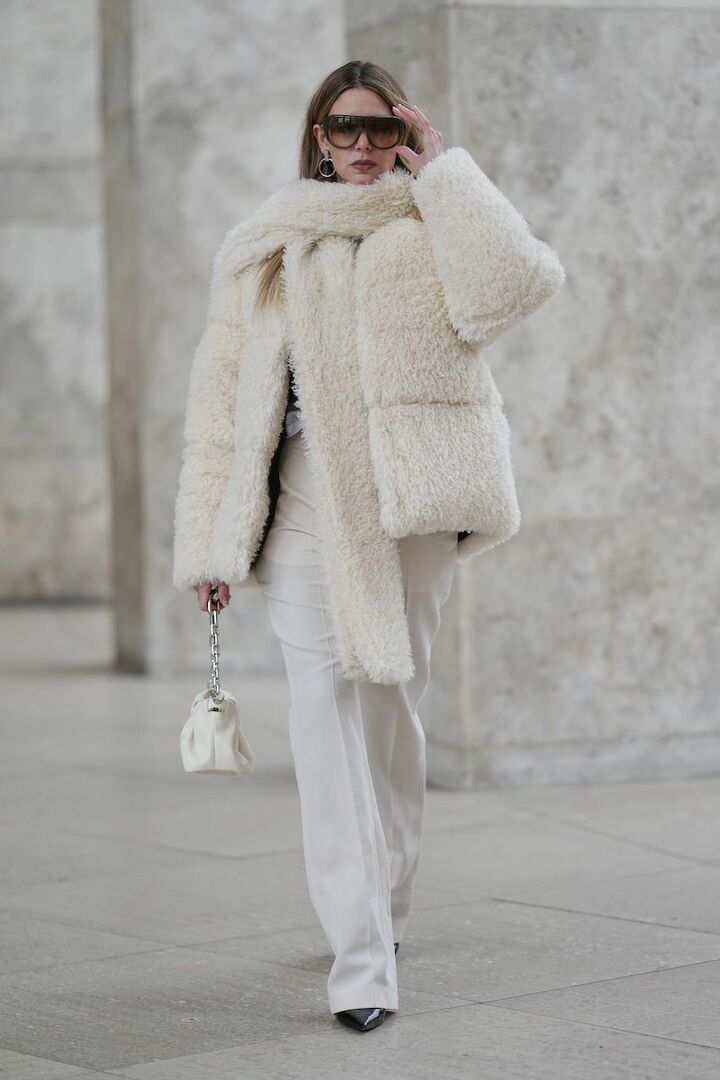 シルバーでリンクしたイヤリングとバッグのチェーンが白に溶け込み、澄んだ佇まいに。