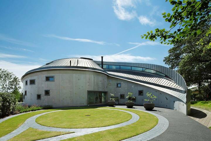 故・黒川紀章さんがデザインした英国スウォンジーにあるマギーズセンター　©️Koji.Fujii/Nacása & Partners Inc.