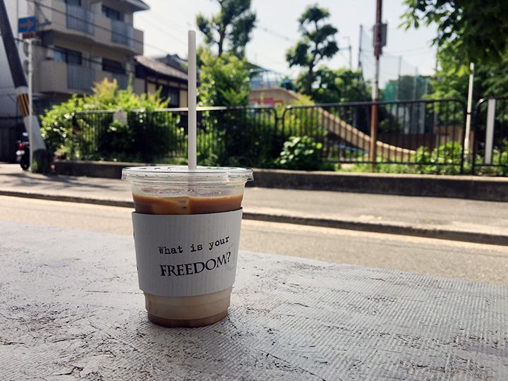 アイスラテ \450。夏限定で水出しアイスコーヒー(\400)も楽しめる。