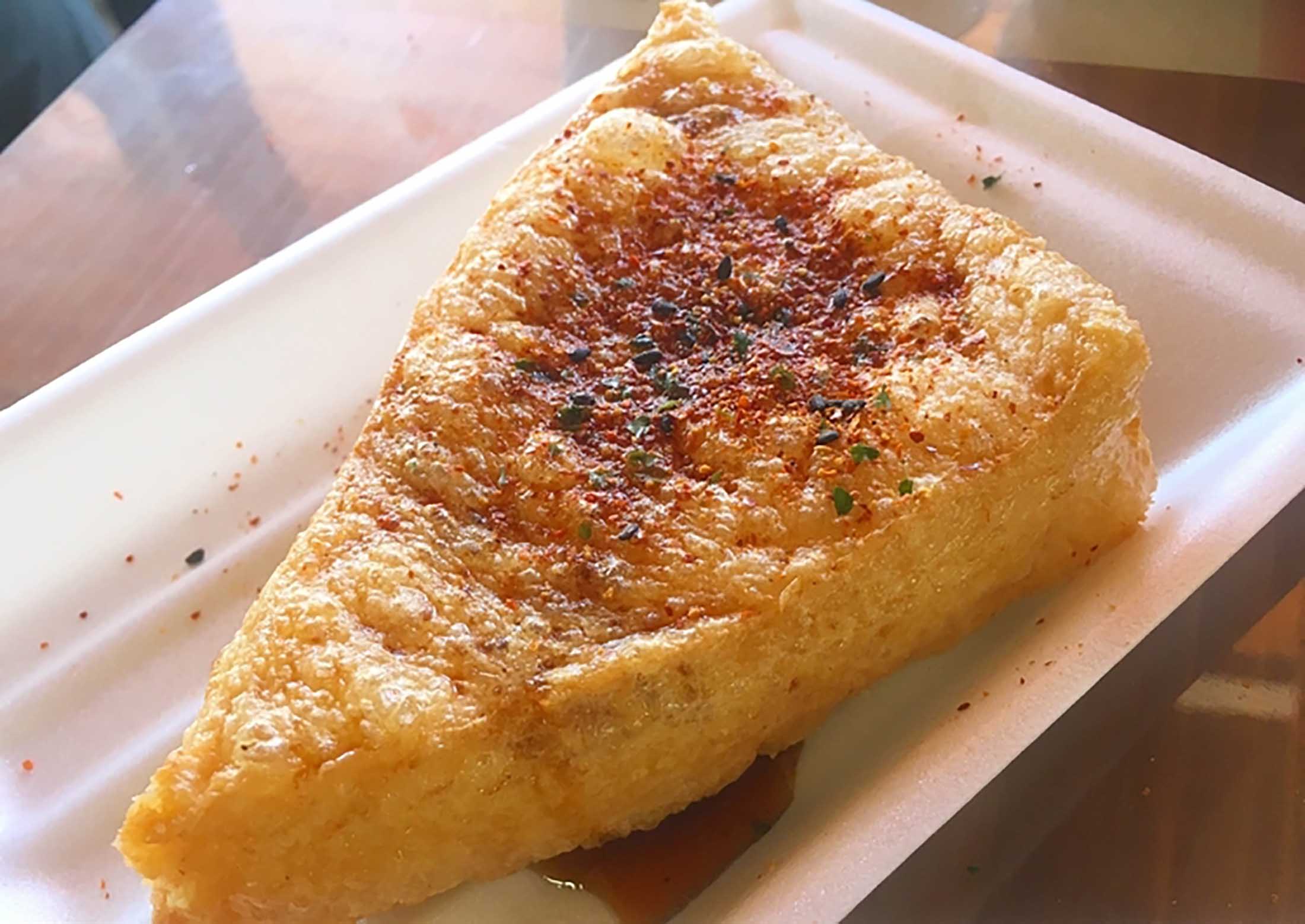 にんにく七味と醤油をかけて食す、定義山の名物【定義とうふ店】の『三角あぶらあげ』
