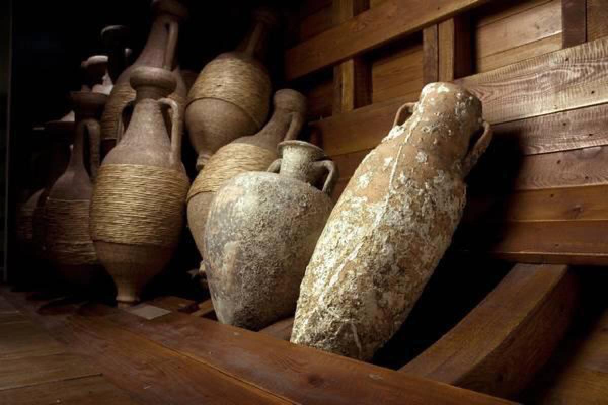 6000年前のジョージアでは素焼きの壺にブドウの絞り汁を入れ、発酵させてワインにさせていたという。その手法はギリシャ経由でイタリアに伝わり古代ローマ時代に大いに発展した。