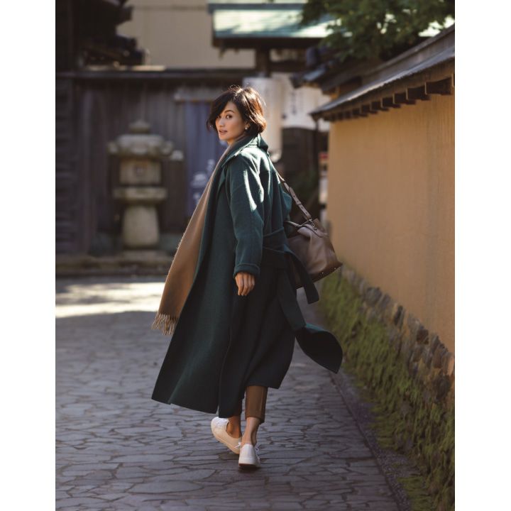 コート(Vince 表参道店)パンツ(HAUNT代官山〈HAUNT〉)、ピアス(カドー伊勢丹新宿店)、ストール(ボーダレス〈ベグ アンド コー〉)、バッグ(トッズ・ジャパン) 靴(リエート〈サントニーニ〉) 撮影/熊澤 透 BY:『Precious1月号』小学館、2019年