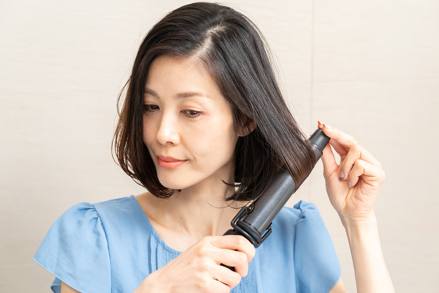 アイロンは26mmを使用。すべての毛先をワンカールに。毛束を多めにざっくりととりましょう。