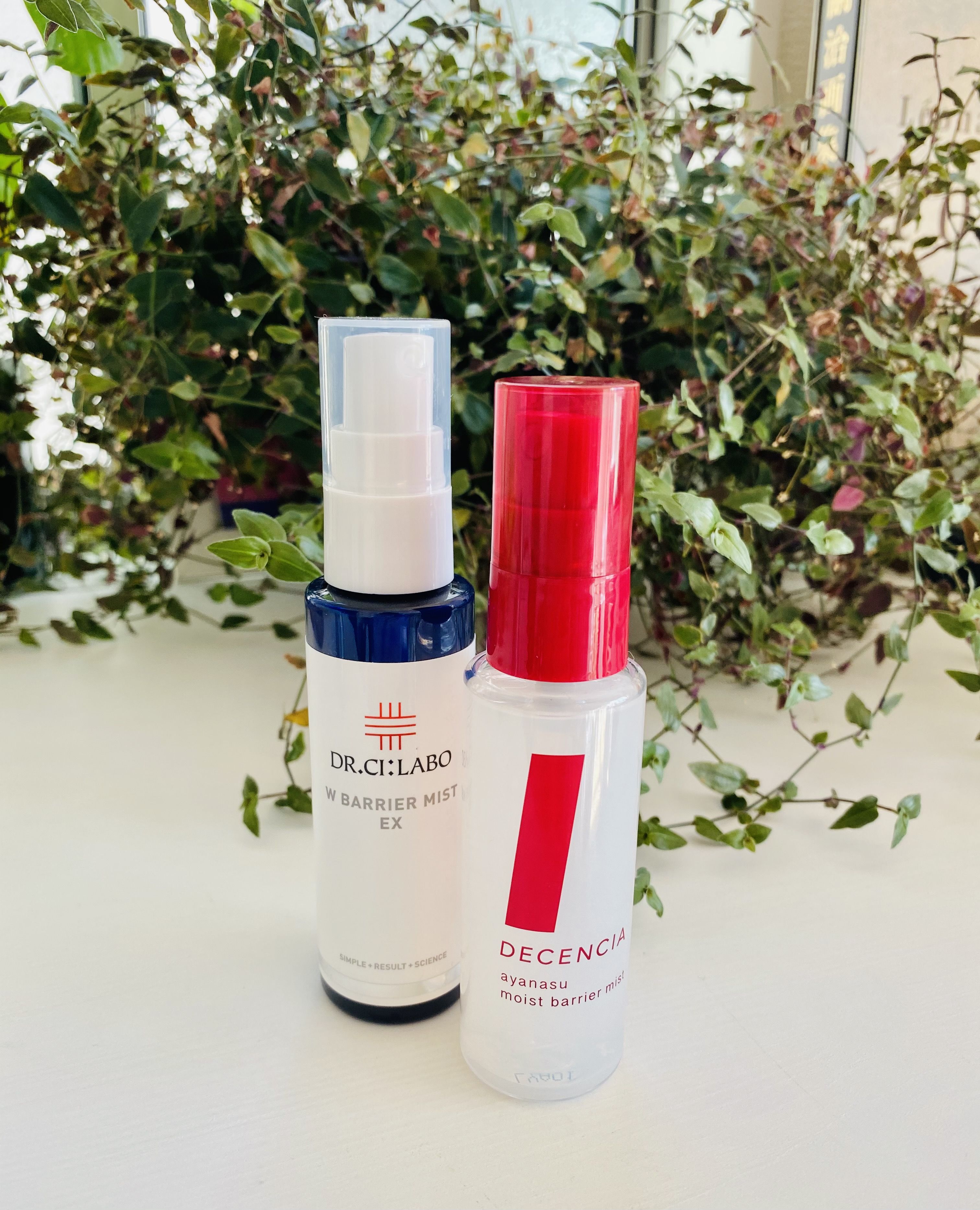 (右から)ドクターシーラボ ダブルバリアミストEX 50ml ¥1,250 ディセンシア アヤナス モイストバリア ミスト 50mL ¥2,700