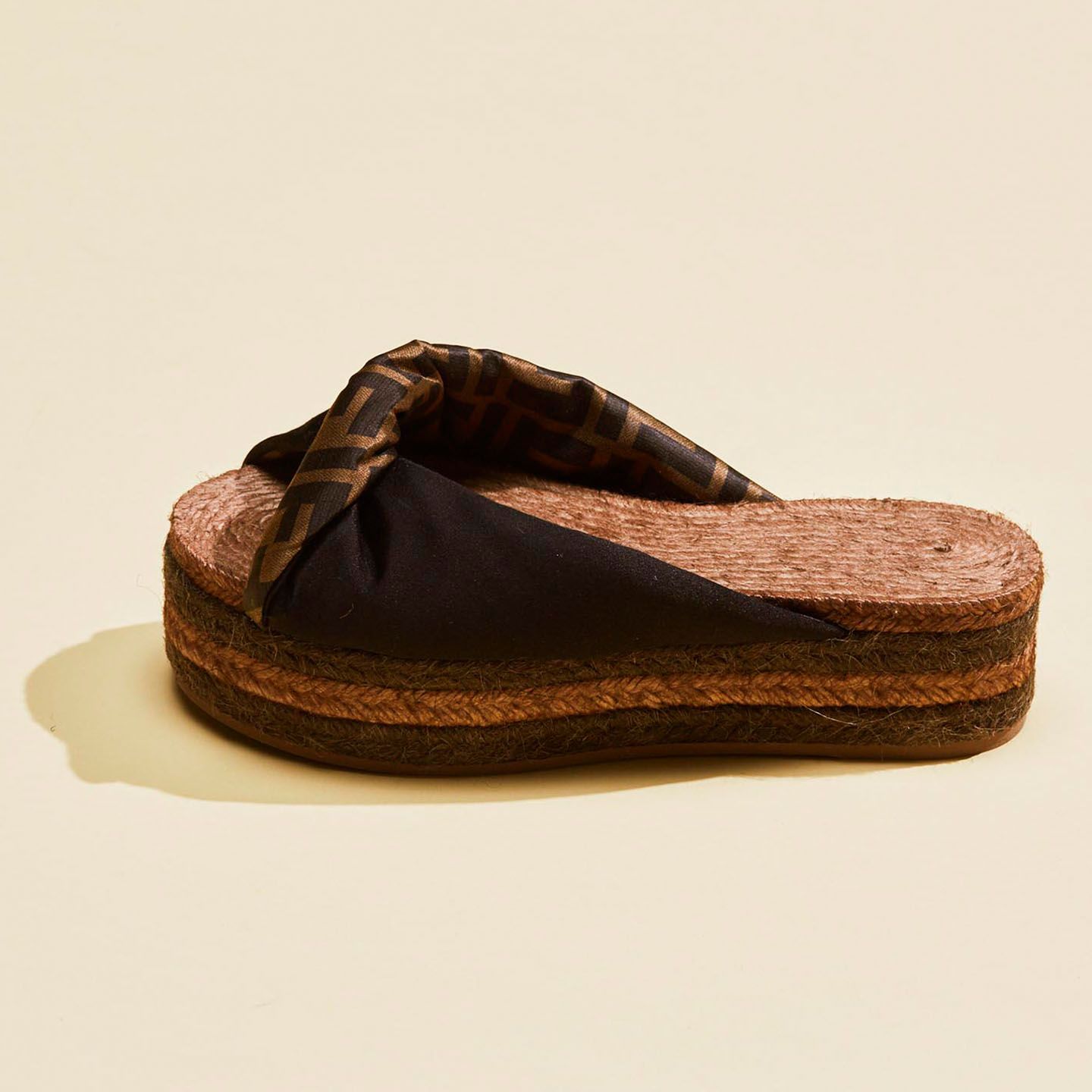 サンダル【ヒール4cm】¥66,000(税抜)
