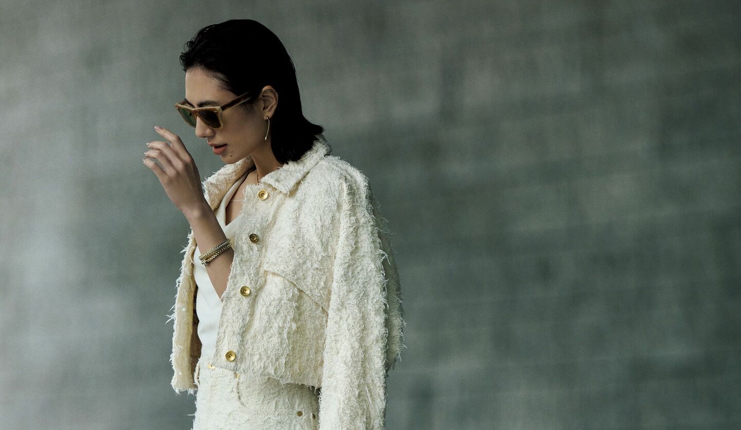 「ブルネロ クチネリ」のアウターとスカートを着用したモデルの土屋巴瑞季さん