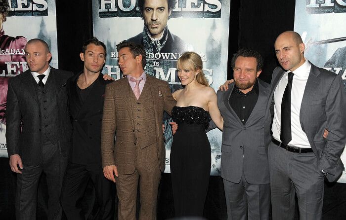 2009年12月17日のニューヨークプレミア。左からガイ・リッチー監督、ジュード・ロウ、ロバート・ダウニー・Jr、レイチェル・マクアダムス、エディ・マーサン、マーク・ストロング。