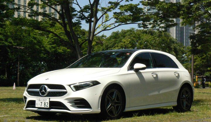 長らく大きな高級車をつくってきたメルセデスが、その技術をコンパクトなサイズに凝縮したプレミアムカー、Aクラス。女性ユーザーの指名も多いとか。